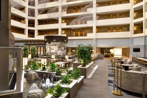 格雷普韦恩Embassy Suites Dallas - DFW Airport North的酒店大堂的 ⁇ 染