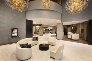 格雷普韦恩Embassy Suites Dallas - DFW Airport North的大堂配有白色家具和吊灯。