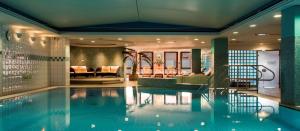 德累斯顿希尔顿德累斯顿酒店的游泳池,位于酒店,设有大堂