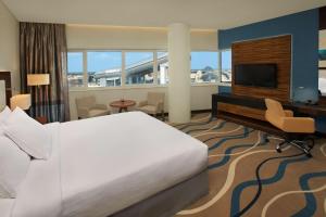 迪拜DoubleTree by Hilton Hotel and Residences Dubai – Al Barsha的酒店客房,配有床和电视