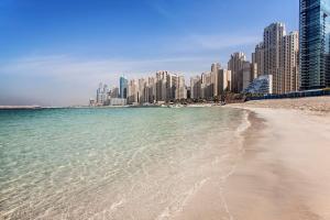 迪拜迪拜希尔顿沃克酒店的城市前方的海滩,有高楼