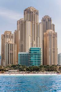 迪拜迪拜朱美拉希尔顿度假酒店的城市天际线,拥有海滩和高楼