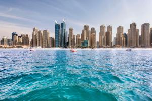 迪拜迪拜朱美拉希尔顿度假酒店的从水体上欣赏城市美景