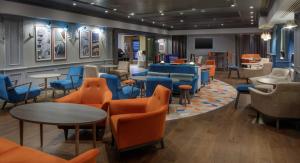达宁顿堡希尔顿动米德兰机场酒店的一间设有蓝色椅子和桌子的等候室