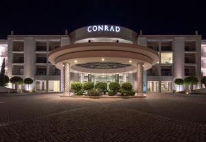 金塔湖康拉德阿尔加维酒店的享有大楼的夜间景致