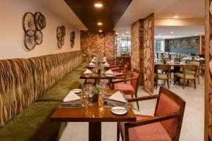 达累斯萨拉姆Element by Westin Hotel Dar es Salaam的用餐室配有木桌和椅子