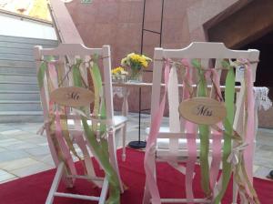 维拉摩拉维拉摩拉希尔顿酒店的两张带带丝带的白色椅子,彼此相邻