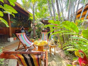 格拉纳达Oasis Hostel的庭院配有桌椅和棕榈树