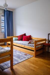 海门林纳Family apartment Hämeenlinna with SAUNA的一间卧室配有两张双层床和红色枕头