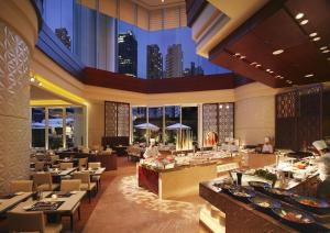 香港香港港丽酒店的一间享有城市美景的餐厅