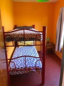 瓜莱瓜伊Cabañas AL-MA的客房内的两张双层床
