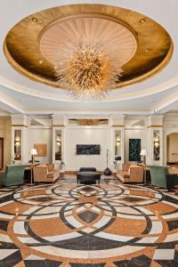 印第安纳波利斯康拉德印第安纳波利斯酒店的大堂设有吊灯和大地毯