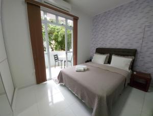 里约热内卢Loft aconchegante no Leblon的一间卧室设有一张床和一个大窗户