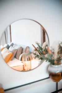 不莱梅Suite Dreams Studio的客厅里一张沙发的镜子