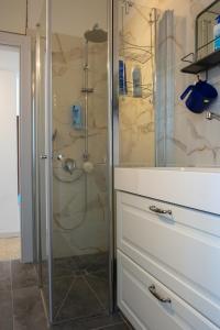 内坦亚Appartement cosy sur Netanya的浴室里设有玻璃门淋浴