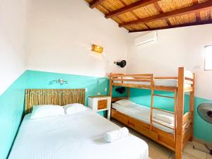 格拉纳达Oasis Hostel的双层床间内的两张床