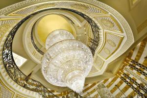 吉达华尔道夫吉达酒店 - 卡斯尔夏克的一座带玻璃雕塑的建筑中的螺旋楼梯