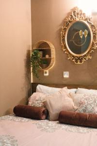 萨拉热窝Reina Spa的卧室配有一张壁挂镜子的床