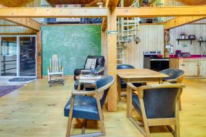 詹姆斯敦Pet-Friendly Jamestown Cabin with Fire Pit and Deck!的一个带桌椅的教室和一个黑板