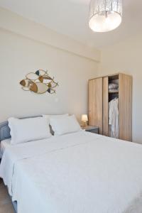 卡尔帕索斯Vènto villa的卧室配有一张白色大床和一个衣柜