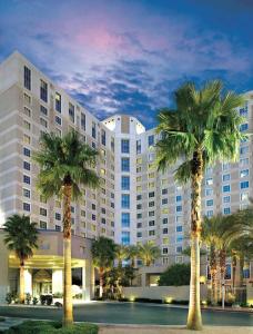 拉斯维加斯Hilton Grand Vacations Club Paradise Las Vegas的一座棕榈树环绕的大建筑