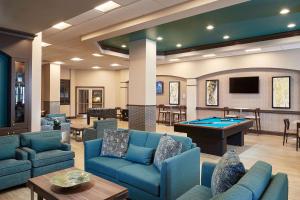 拉斯维加斯Hilton Grand Vacations Club Paradise Las Vegas的大堂设有蓝色的沙发和台球桌