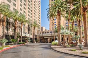 拉斯维加斯Hilton Grand Vacations Club on the Las Vegas Strip的购物中心内一条种有棕榈树的街道