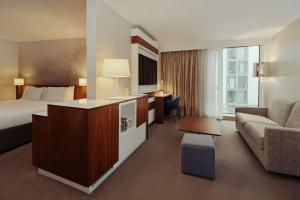 伦敦伦敦塔希尔顿逸林酒店的酒店客房,配有床和沙发