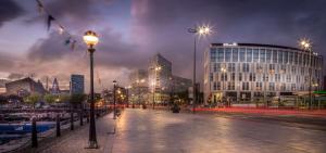 利物浦利物浦市中心希尔顿酒店的夜幕,建筑和街灯