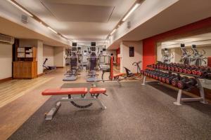 利物浦利物浦市中心希尔顿酒店的健身房设有数台跑步机和健身器材