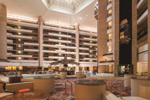 奥兰多Embassy Suites by Hilton Orlando International Drive ICON Park的大堂,酒店,有一座大建筑