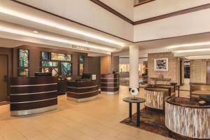 奥兰多Embassy Suites by Hilton Orlando International Drive ICON Park的大堂,带等候区的酒店