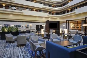 蒙哥马利蒙哥马利会议大使套房酒店的酒店大堂设有椅子和平面电视。