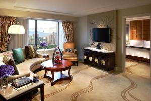 澳门澳门康莱德酒店的带沙发、床和电视的客厅