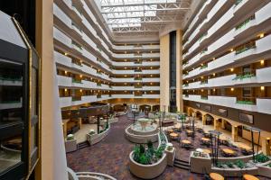 堪萨斯城Embassy Suites by Hilton Kansas City International Airport的酒店大堂的景色