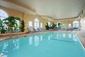 滨海城Embassy Suites by Hilton Monterey Bay Seaside的大型客房带窗户,设有大型游泳池