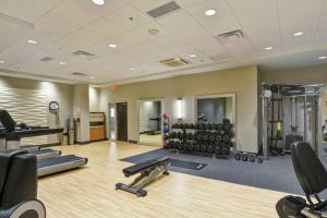 布卢明顿Embassy Suites by Hilton Minneapolis Airport的一间健身房,里面配有跑步机和机器