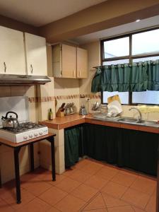 基多Tin House Quito的厨房配有炉灶和水槽