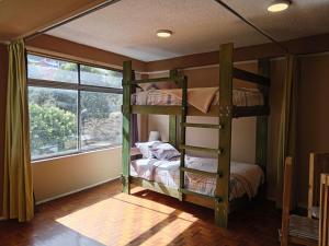 基多Tin House Quito的一间卧室设有两张双层床和一扇窗户。