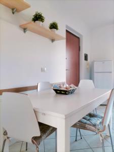 圣萨尔沃Appartamento Solaris 200 m dal mare的白色餐桌和白色椅子
