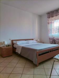 圣萨尔沃Appartamento Solaris 200 m dal mare的一间卧室设有一张床和一个窗口