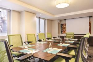 纽约纽约曼哈顿市中心东希尔顿花园酒店的一间会议室,配有长桌和绿色椅子
