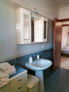 圣萨尔沃Appartamento Solaris 200 m dal mare的浴室设有白色水槽和镜子