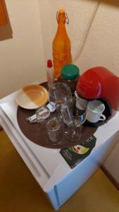 康塞高伊比蒂波卡IbitiAnJo - Suítes的冰箱里的架子,装有碗碟和一瓶