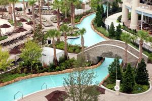 奥兰多Signia by Hilton Orlando Bonnet Creek的享有度假村游泳池的空中景致