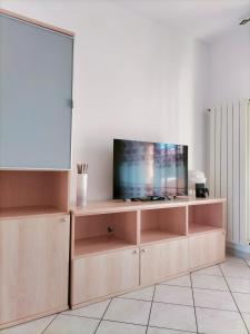 圣萨尔沃Appartamento Solaris 200 m dal mare的一间客厅,客厅内配有一台电视,位于一个木制娱乐中心