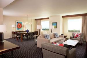 奥兰多奥兰多希尔顿酒店的带沙发的客厅和用餐室