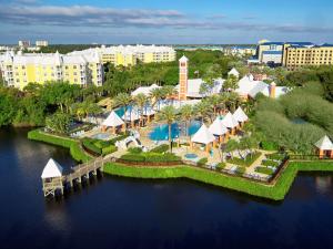 奥兰多Hilton Grand Vacations Club SeaWorld Orlando的享有带游泳池和建筑的度假村的空中景致