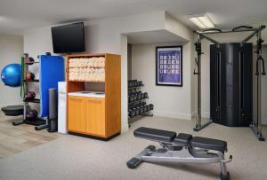 棕榈滩花园棕榈滩花园希尔顿逸林酒店的健身房,带举重器材的健身房