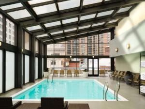 费城DoubleTree by Hilton Hotel Philadelphia Center City的一座带窗户的大型游泳池